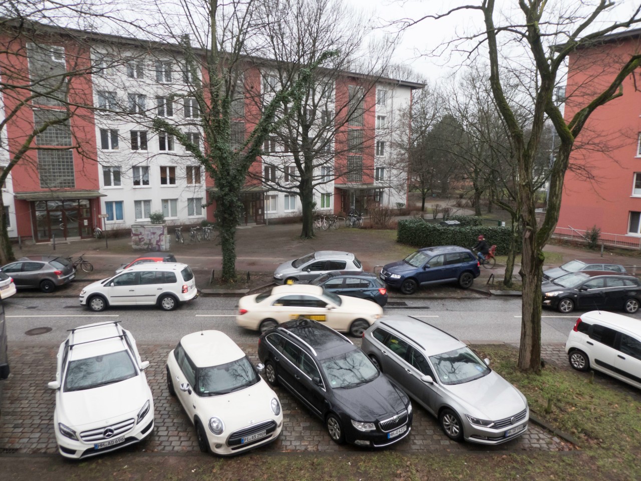 Parken in Hamburg ist in manchen Stadtteilen vor allem abends ein Ding der Unmöglichkeit (Symbolfoto).