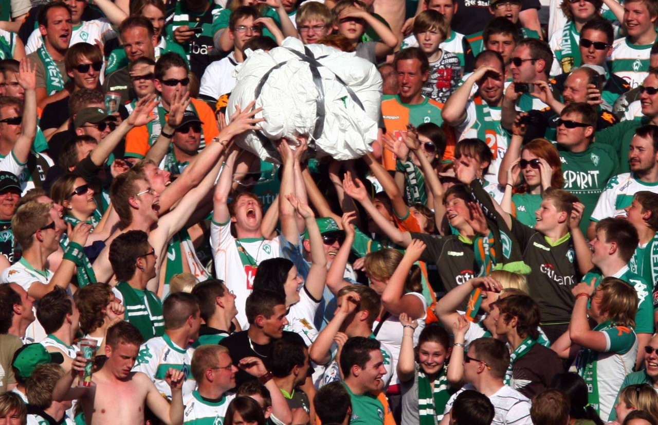 Fans von Werder Bremen verhöhnen den HSV mit einer nachgebauten Papierkugel.