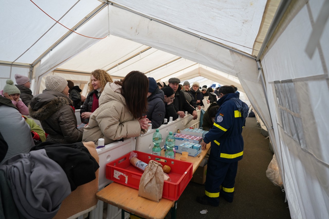 Ehrenamtliche Mitarbeiter verteilten in der Hammer Straße in Hamburg warme Getränke, Essen und Snacks an die Geflüchteten. 