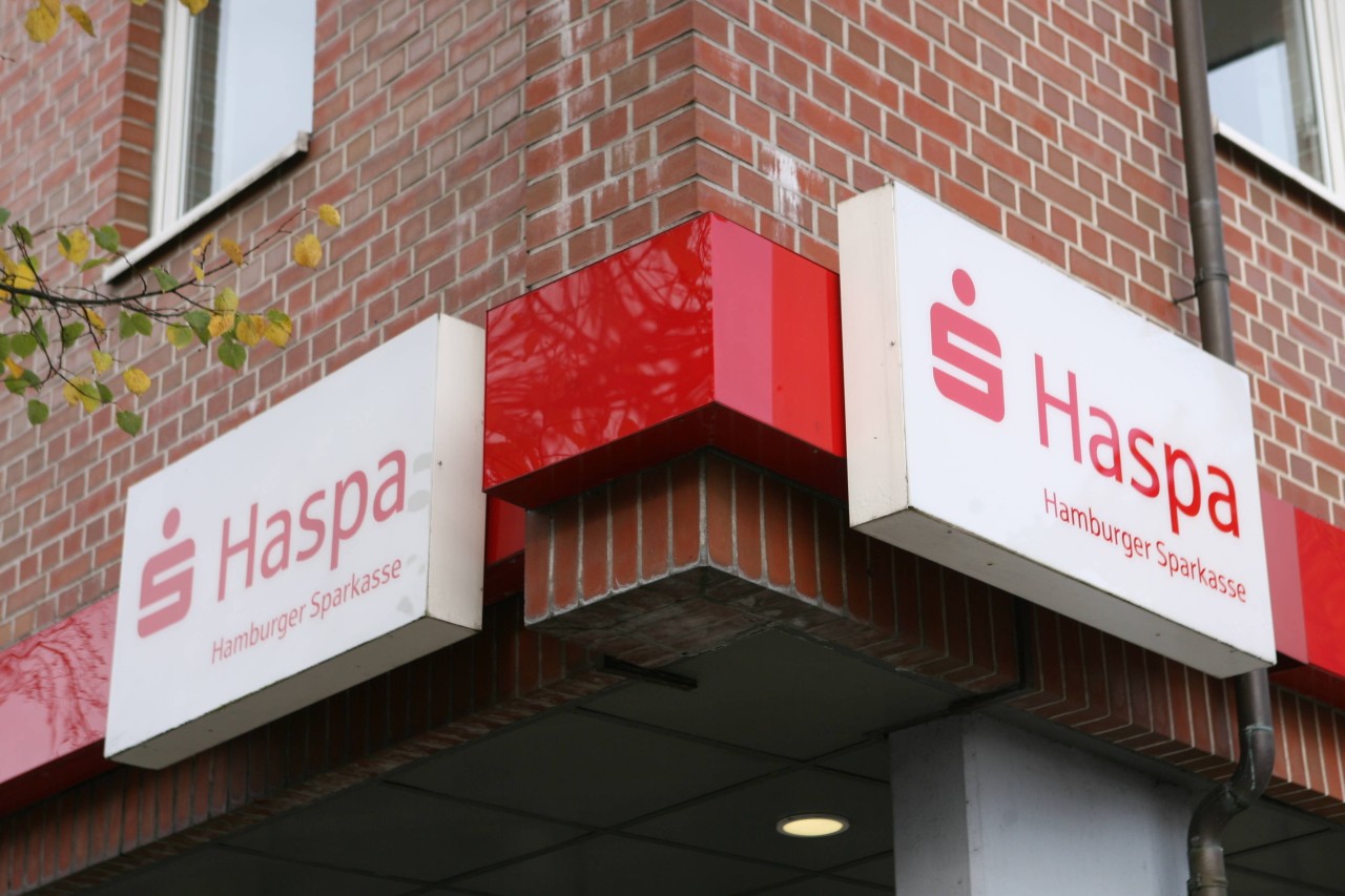 Firmenlogo der Hamburger Sparkasse (Haspa). Auch wenn das angrenzende Norderstedt zu Schleswig-Holstein gehört, verfügt die Stadt über Filialen der Haspa.