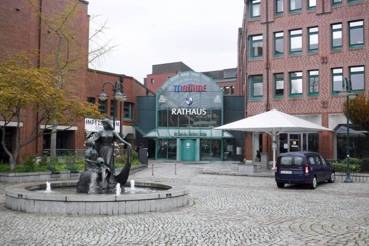 Blick auf das Rathaus von Norderstedt. Gegenüber befinden sich die Haspa-Filiale und der U-Bahnhof „Norderstedt Mitte“.