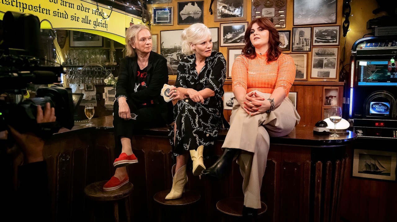 Ina Müller (M.) mit Elke Heidenreich (l.) und Sophie Passmann.