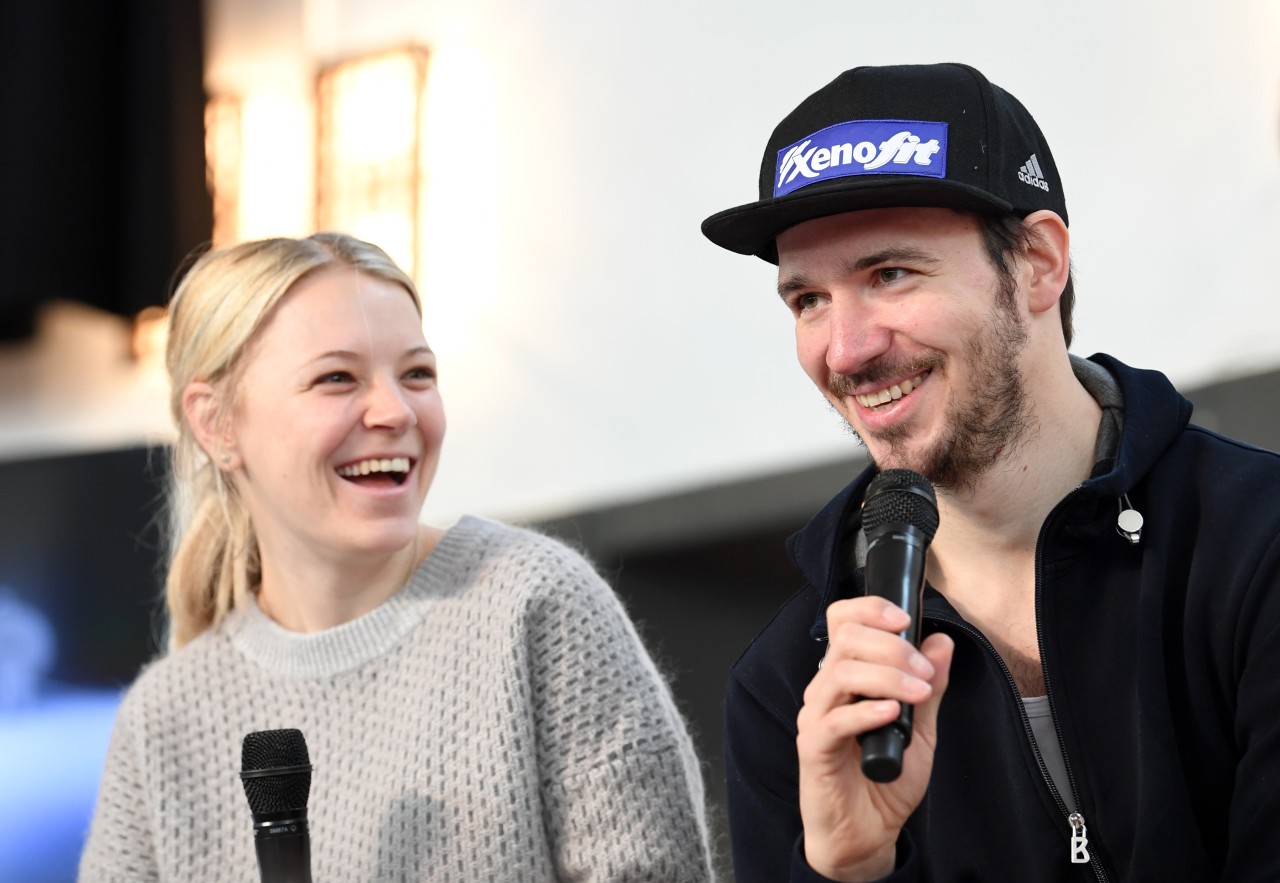 Felix Neureuther mit seiner Frau bei einer Pressekonferenz.