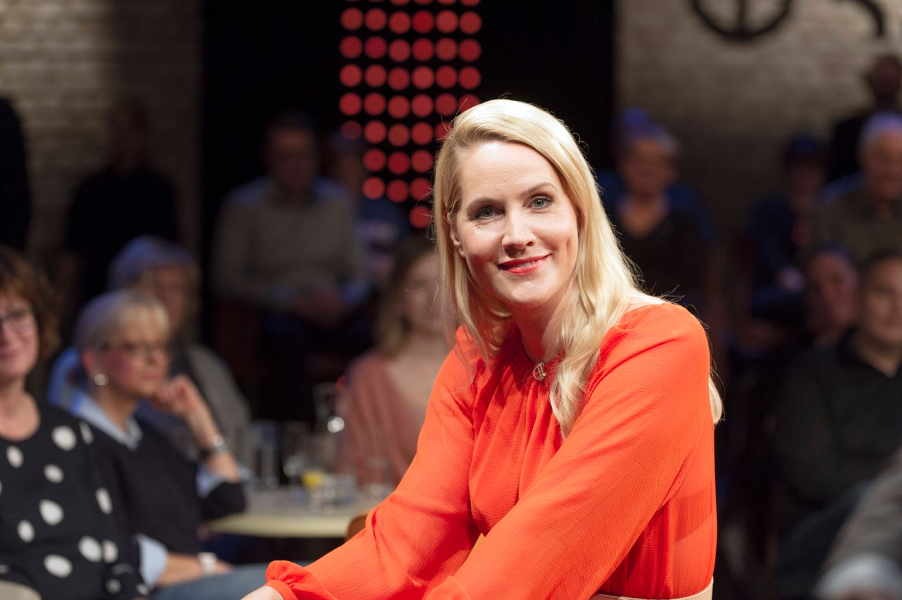 So kennt man sie: Judith Rakers im TV-Studio