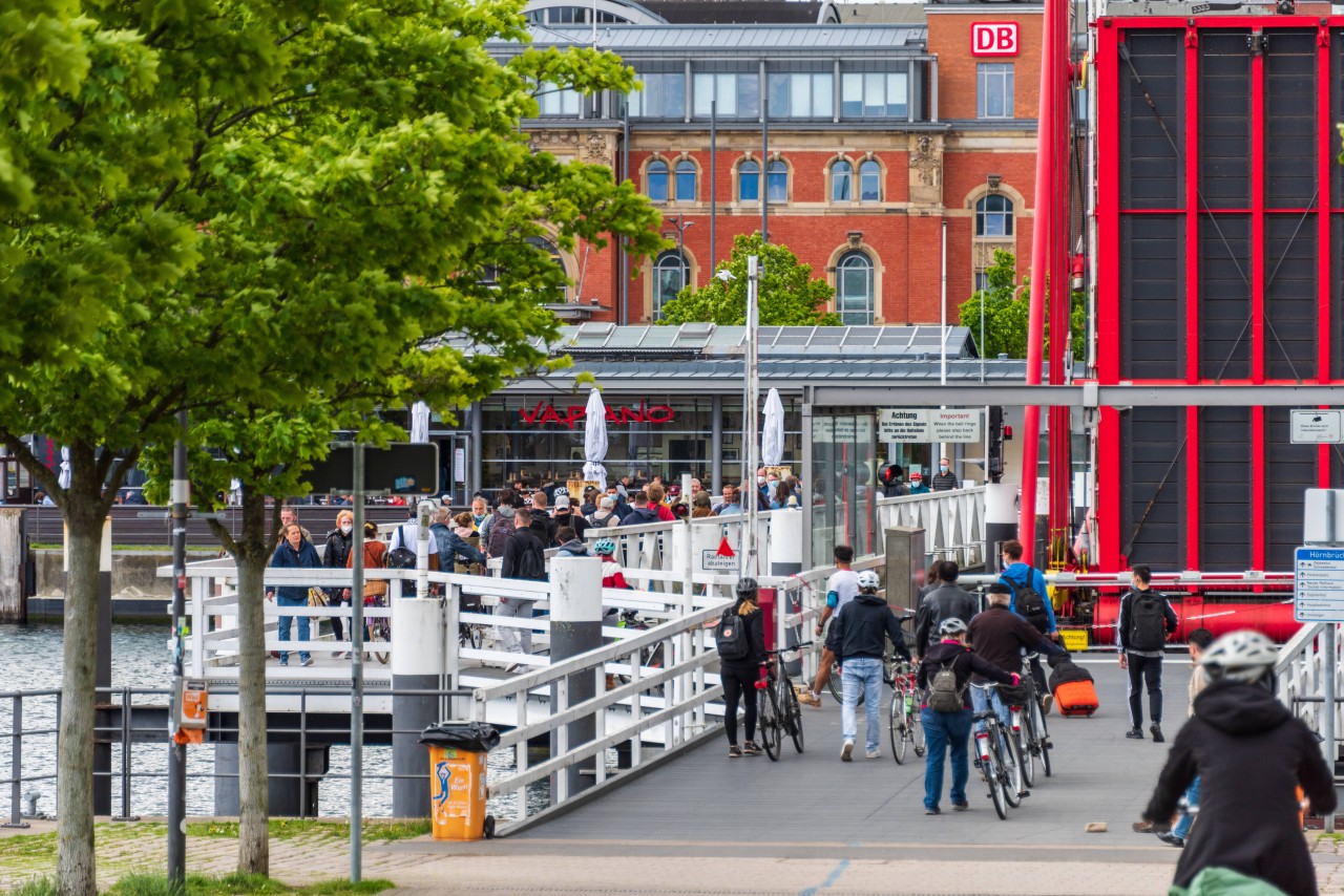 Temperaturen hoch, Inzidenzen runter: Die Menschen im Norden zieht's nach draußen, hier in Kiel