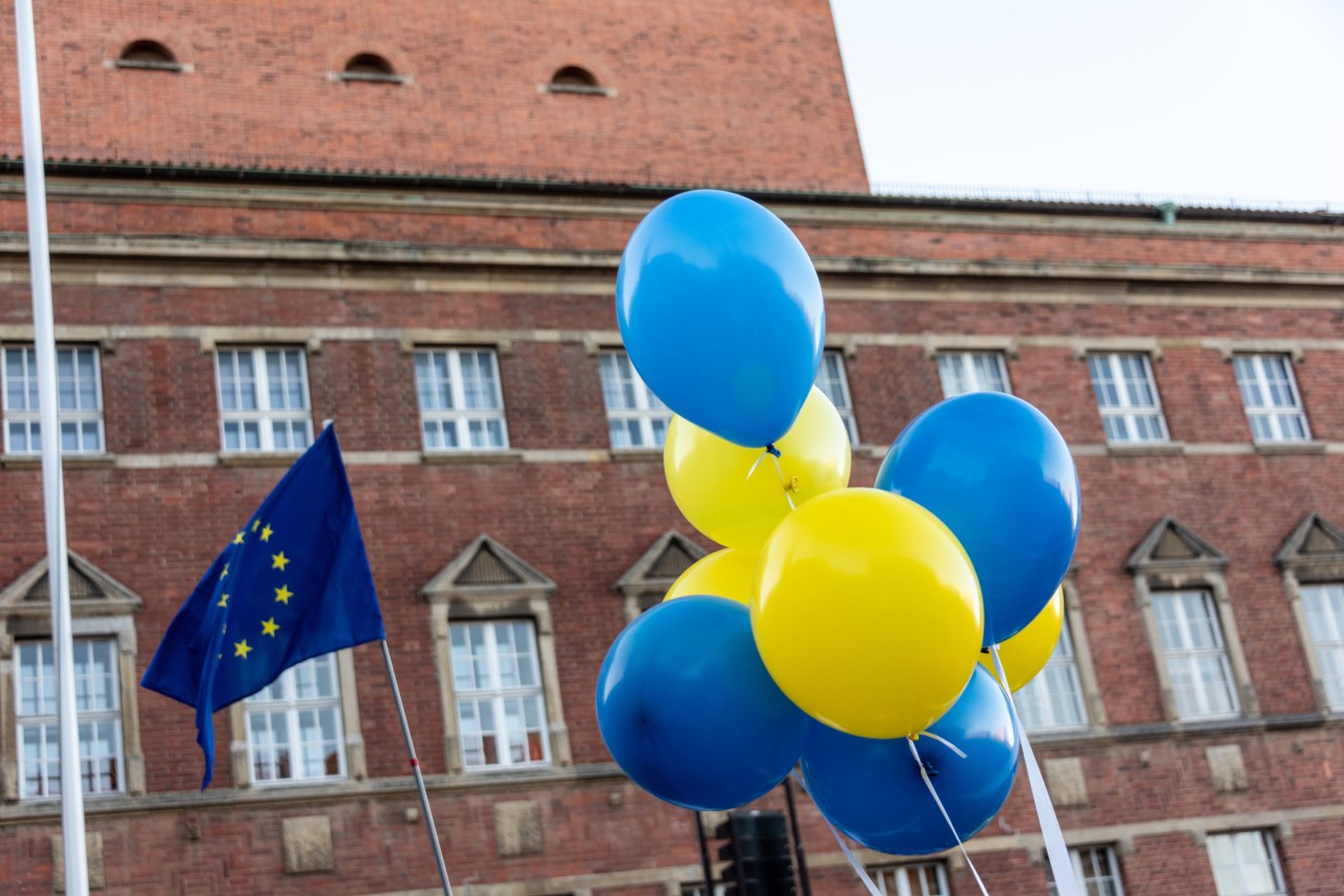 Auch in Kiel demonstrieren etliche Menschen für den Frieden.