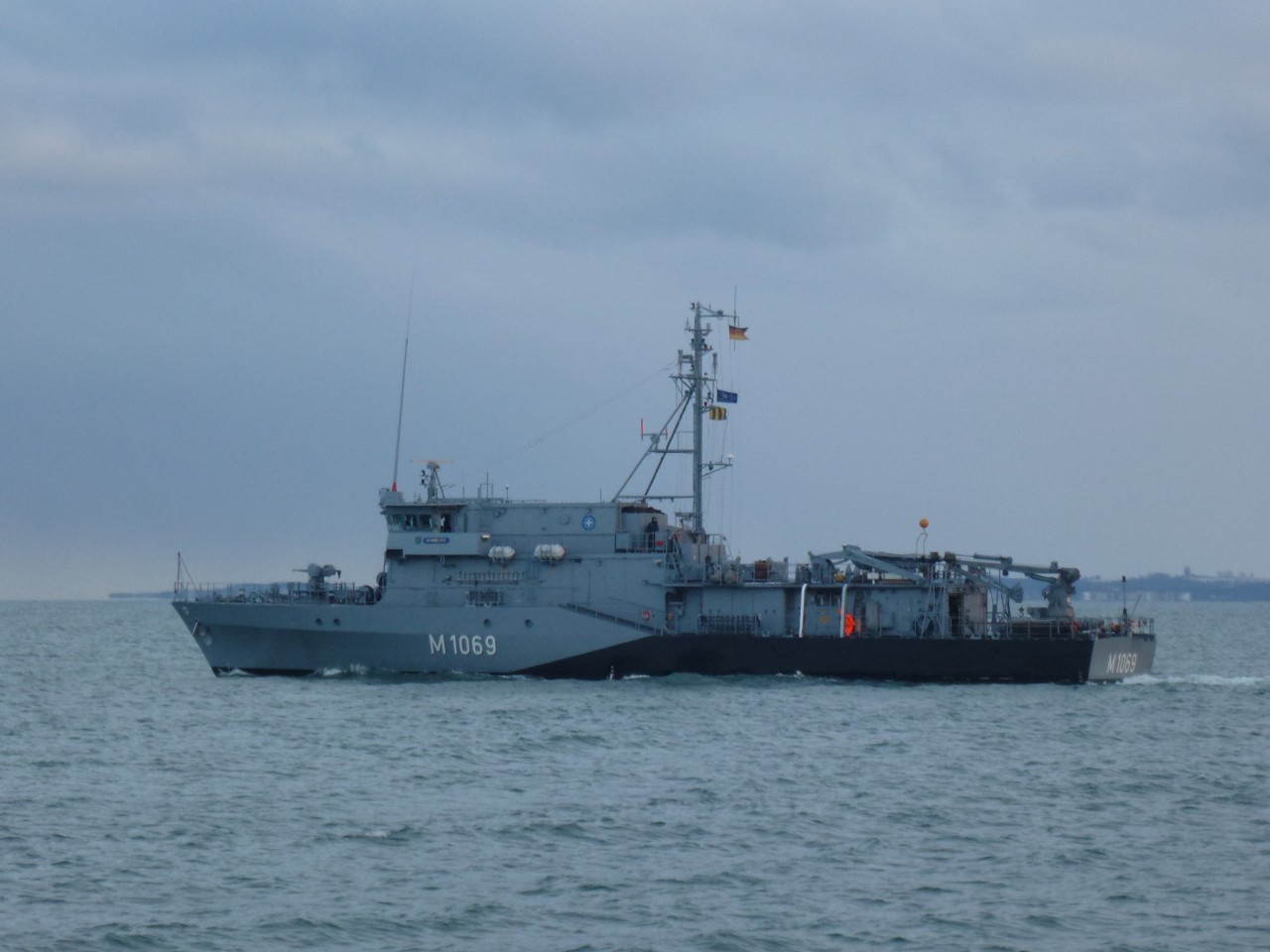 Der deutsche Minensucher „Homburg“ auf der Ostsee in der Neustädter Bucht.