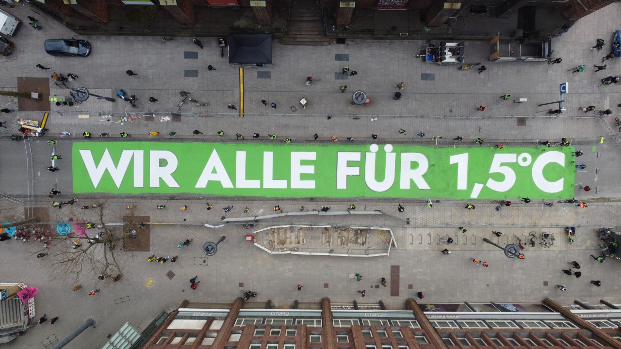 Der 60 Meter lange Schriftzug sorgte in der Mönckebergstraße für Aufmerksamkeit.