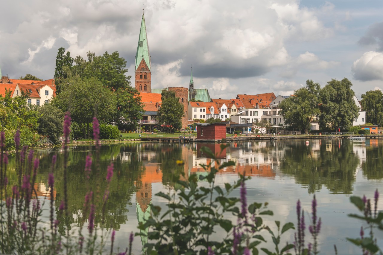 Blick auf Häuser und die Ägidienkirche in Lübeck.