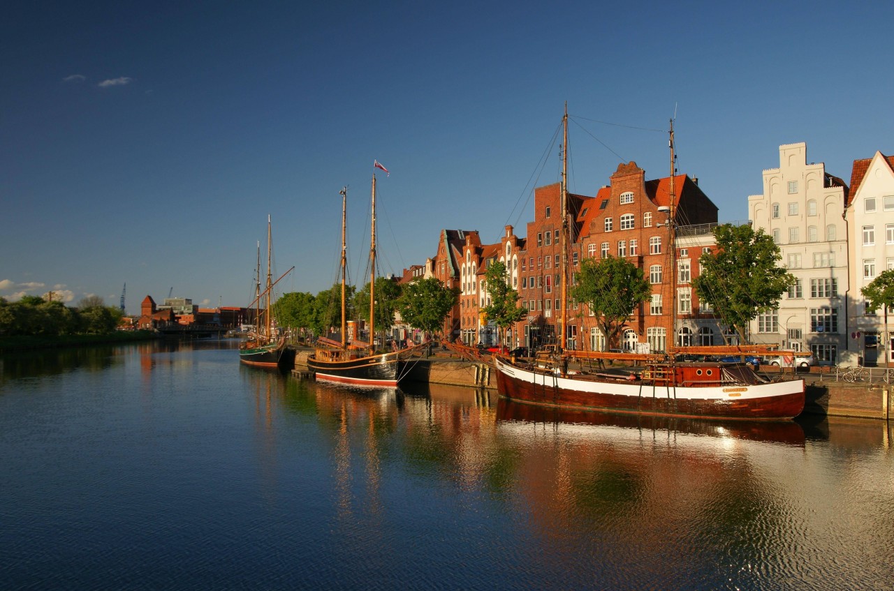 Boote an der Kanal-Trave in Lübeck.