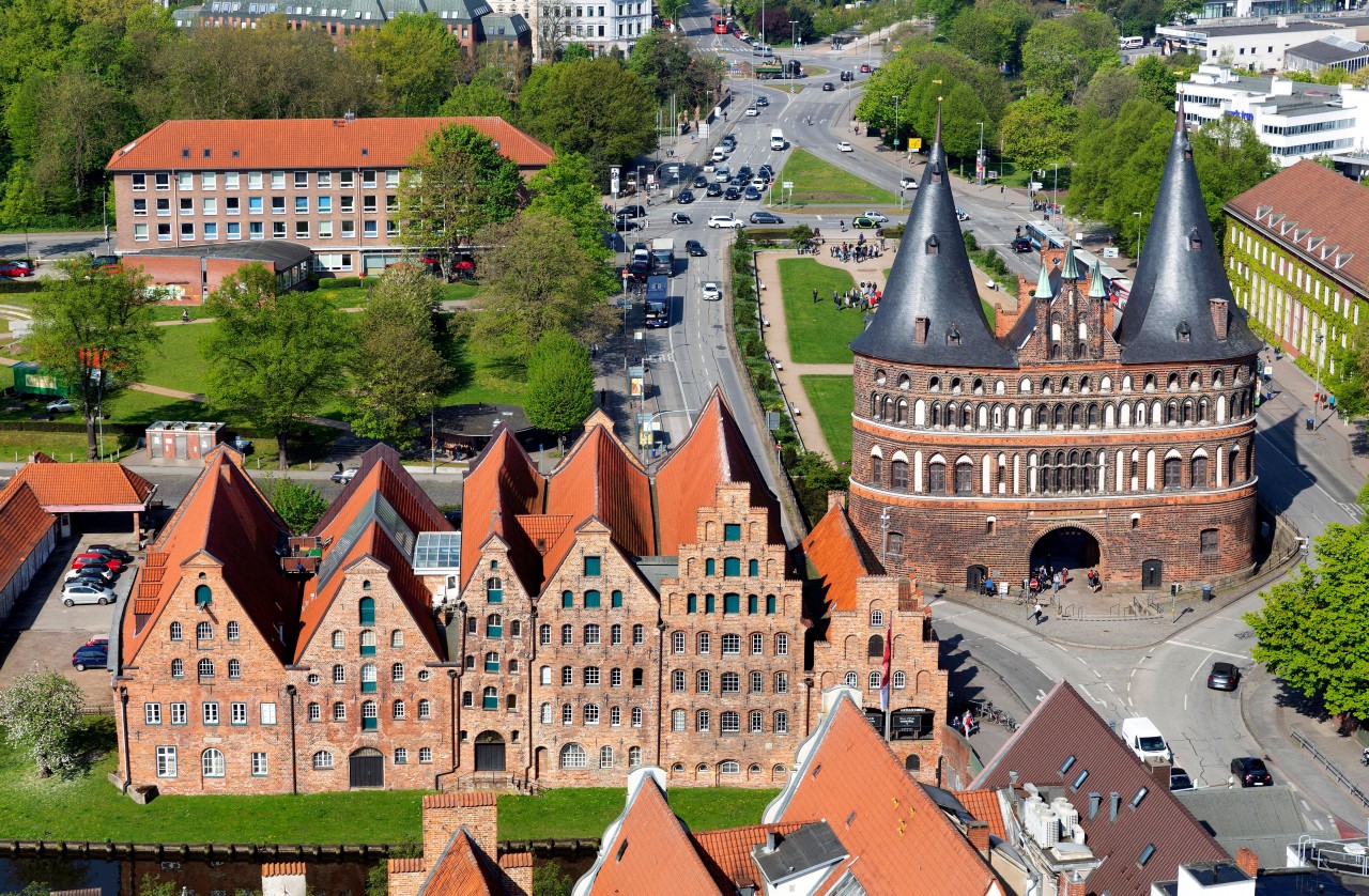 Blick auf das Holstentor in Lübeck.
