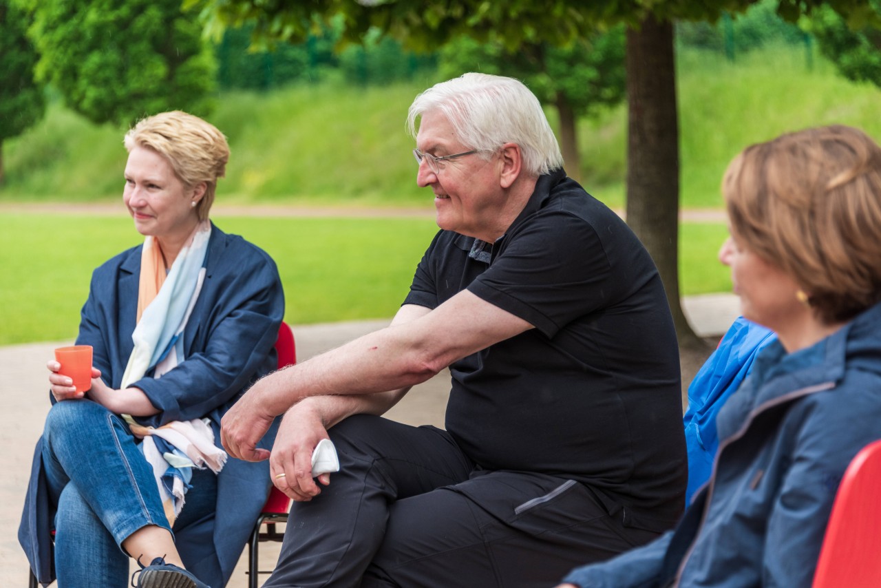 Bundespräsident Frank-Walter Steinmeier (m.) kommt zu einer Wanderung an der Landesgrenze von Schleswig-Holstein und Mecklenburg-Vorpommern. Mit dabei ist auch Manuela Schwesig (l.). 