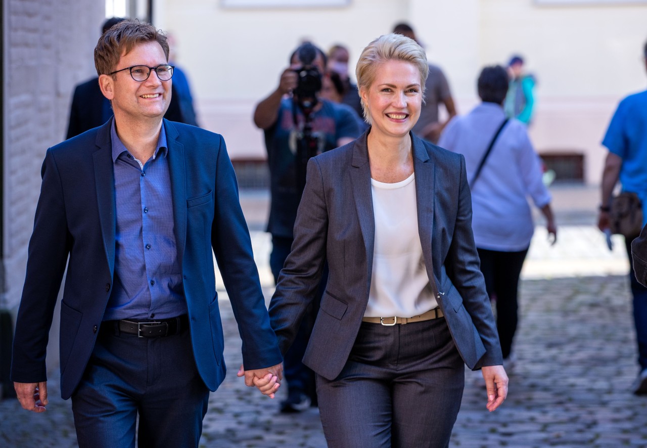 Manuela Schwesig und ihr Mann Stefan auf dem Weg ins Wahllokal in Schwerin 