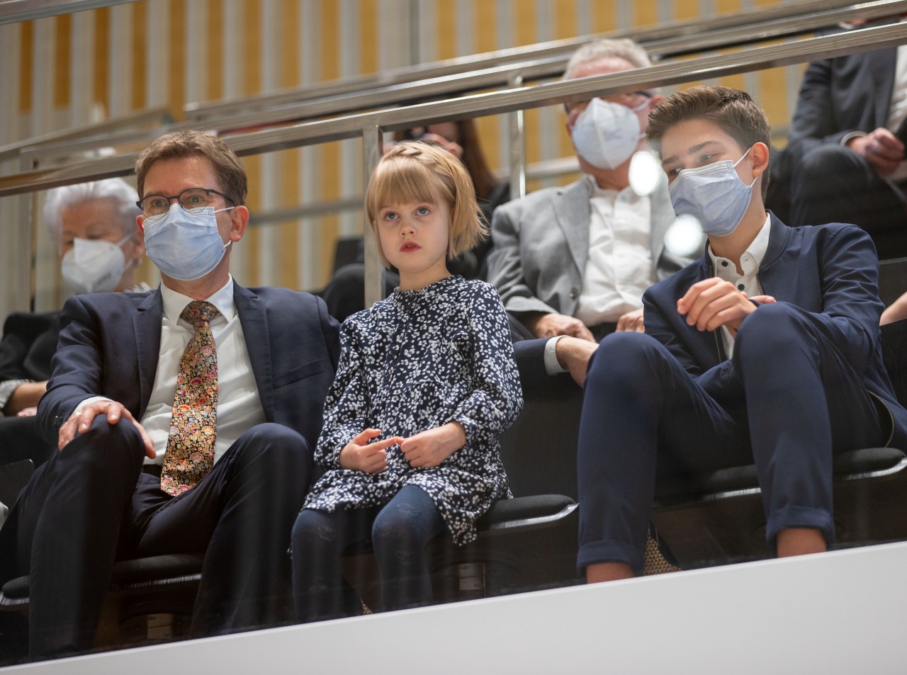 Stefan Schwesig, der Ehemann von Manuela Schwesig, und die Kinder Julia und Julian verfolgen die Wiederwahl von Manuela Schwesig im Landtag.