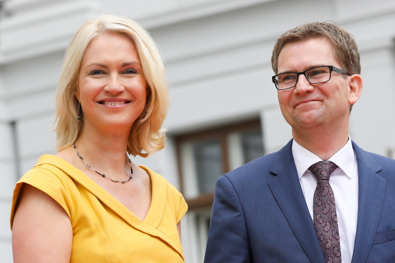 Manuela Schwesig und ihr Mann Stefan Schwesig vor der Staatskanzlei in Schwerin im Sommer 2017