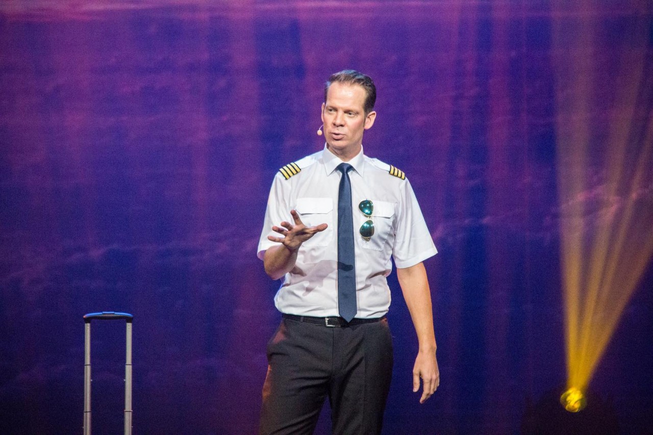 Marco Brüser macht Comedy aus dem Cockpit. 