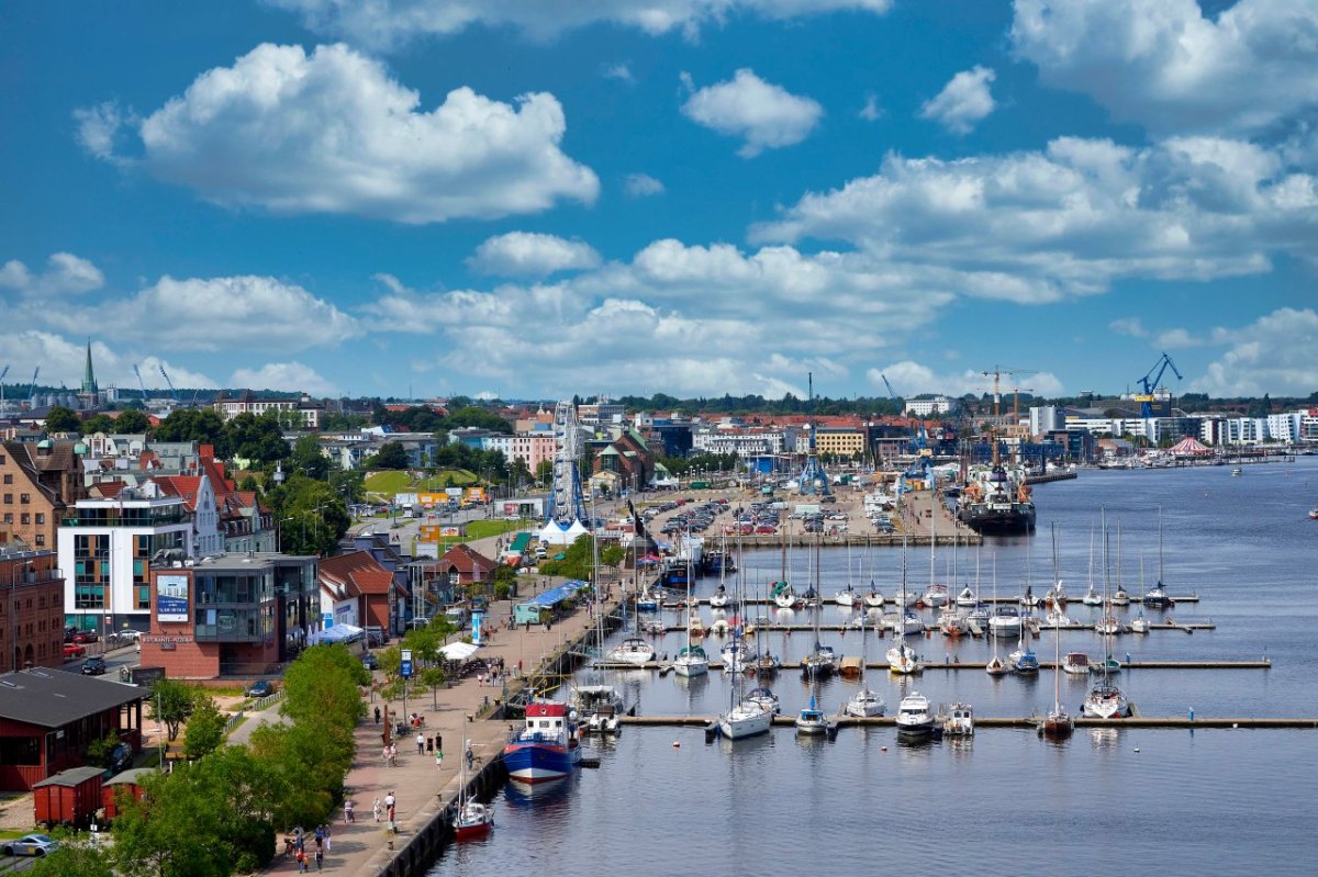 Mecklenburg-Vorpommern Rostock Hafen Müll Hafen Plastikbecher Flaschen