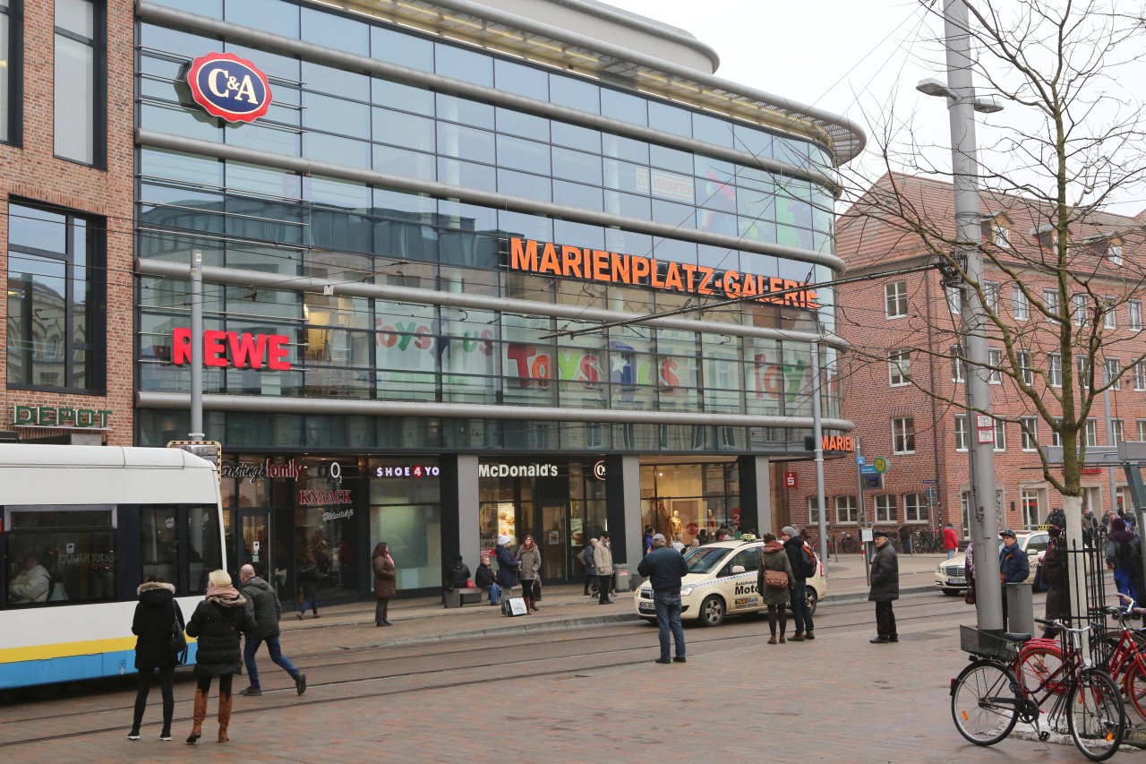 Der Marienplatz in Mecklenburg-Vorpommern. Hier soll ein Mädchen sexuell belästigt worden sein.