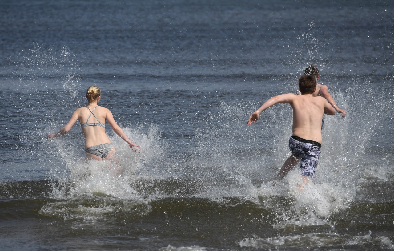 Badegäste im Meer der Ostsee aufgepasst!