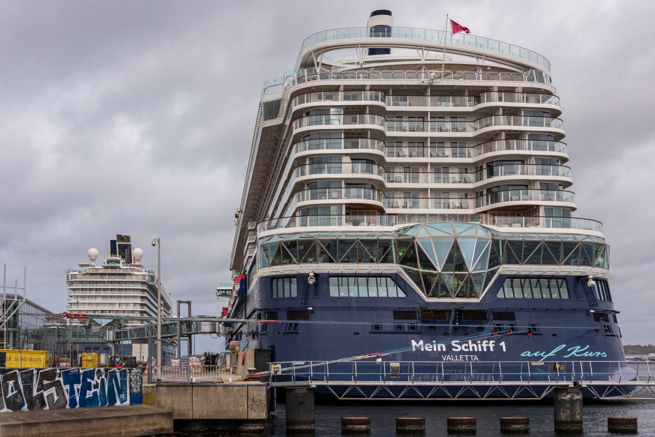 Die „Mein Schiff 1“ am Ostseekai in Kiel. 