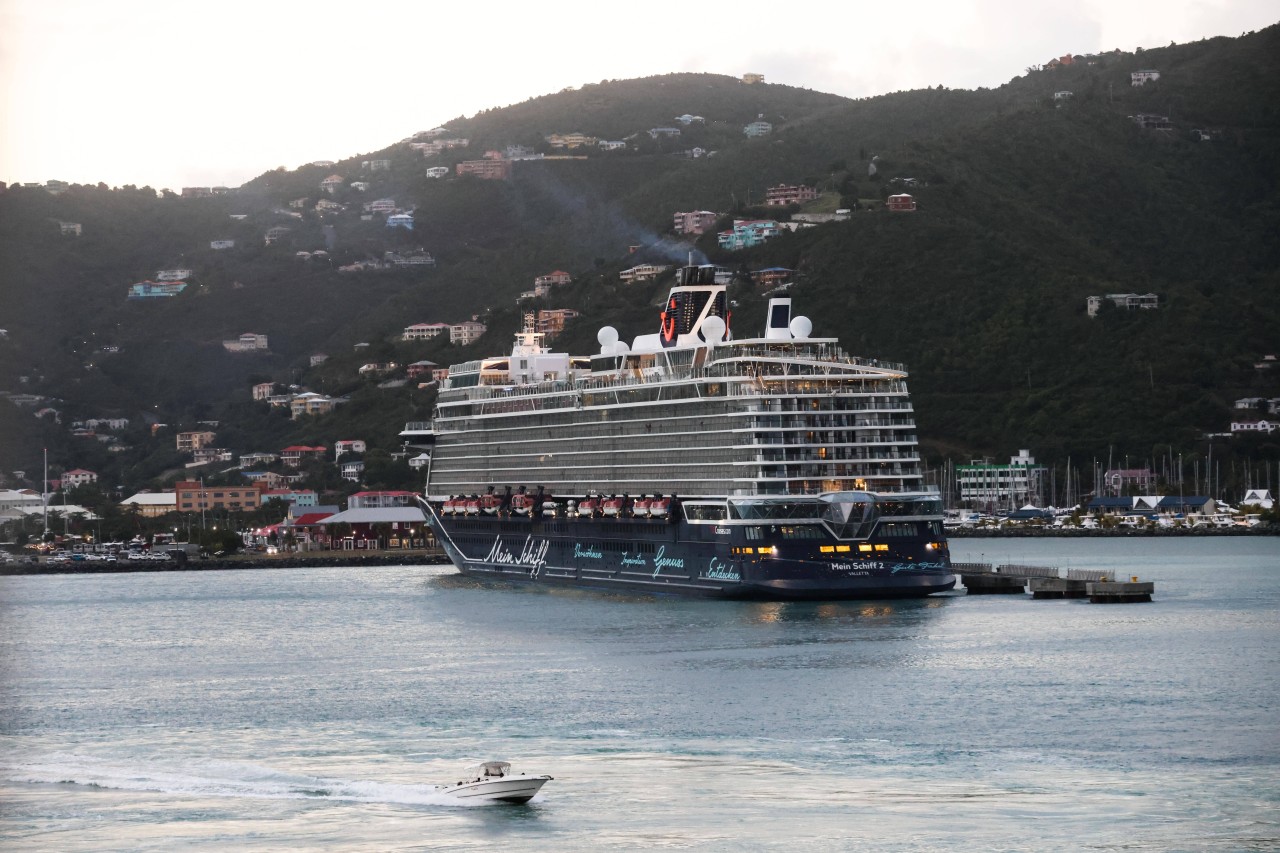 Die „Mein Schiff 2“ in Tortola. 