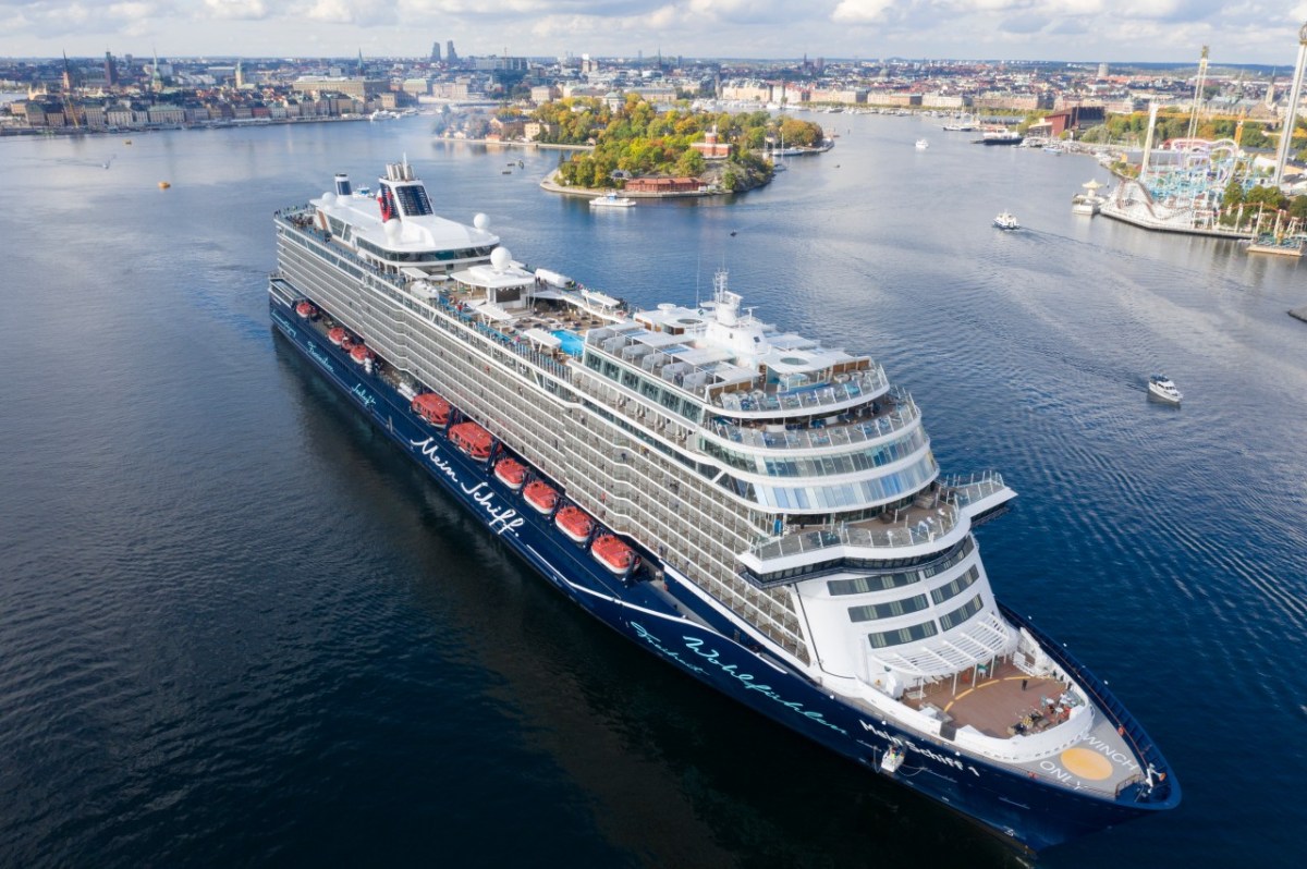 Die „Mein Schiff 1“ ist zu einer Reise nach Skandinavien aufgebrochen. (Symbolbild), Ein Fahrstuhl an Bord der „Mein Schiff 1“