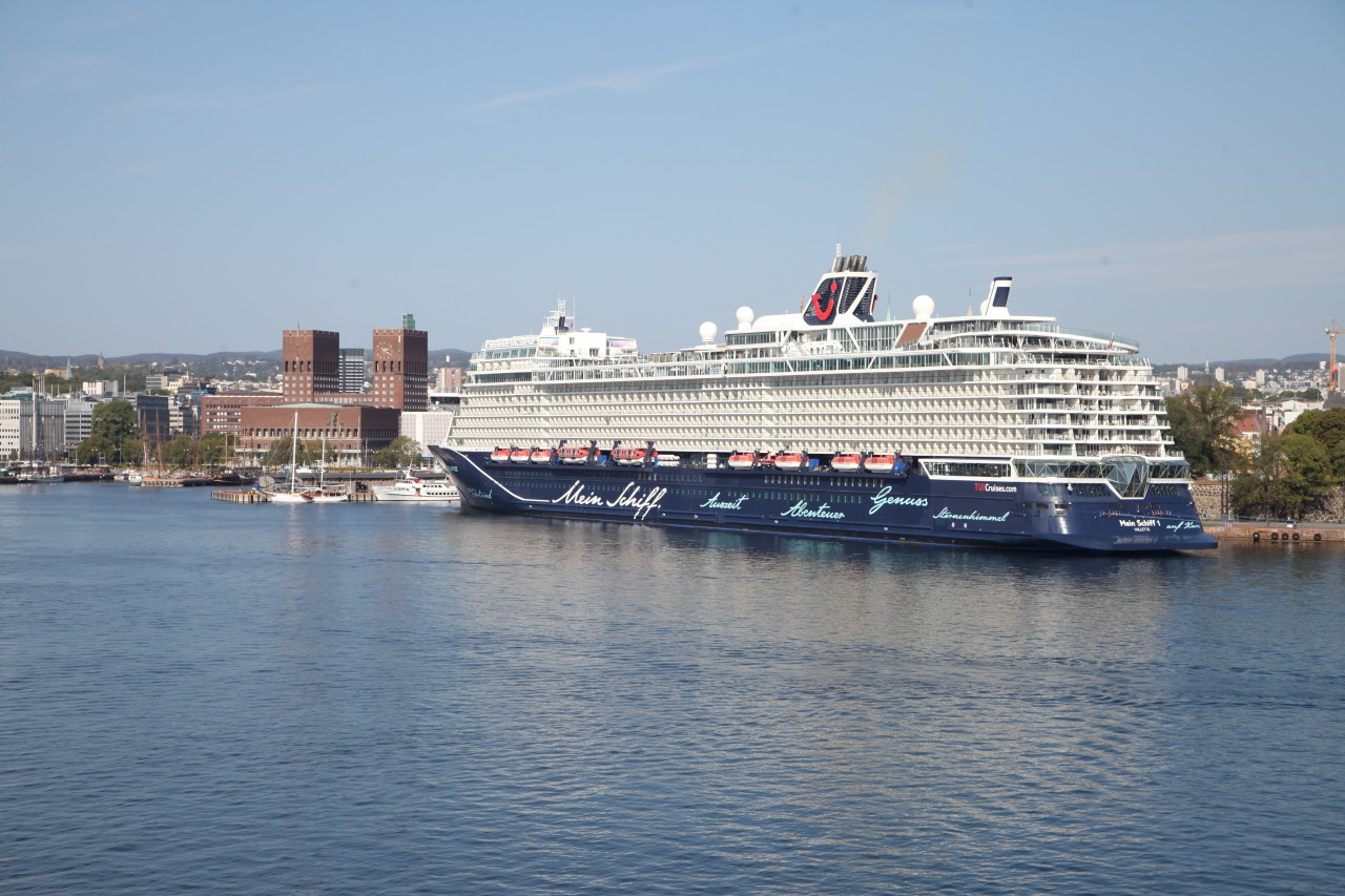 Die „Mein Schiff 1“ liegt in Oslo vor Anker.