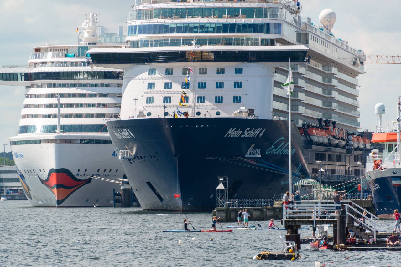 Die Aida und die „Mein Schiff“ treffen sich im Kieler Hafen.
