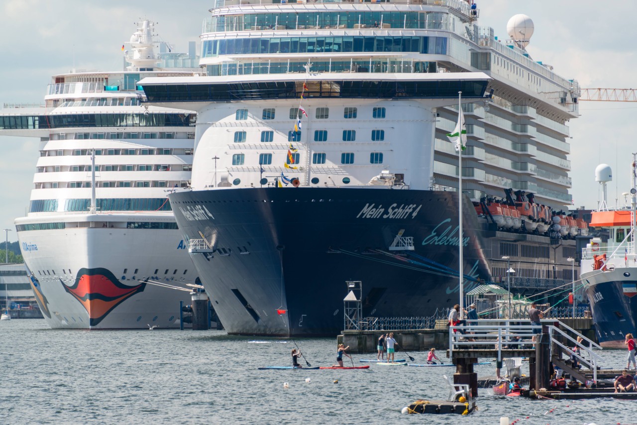 Die Aida und die „Mein Schiff“ treffen sich im Kieler Hafen.