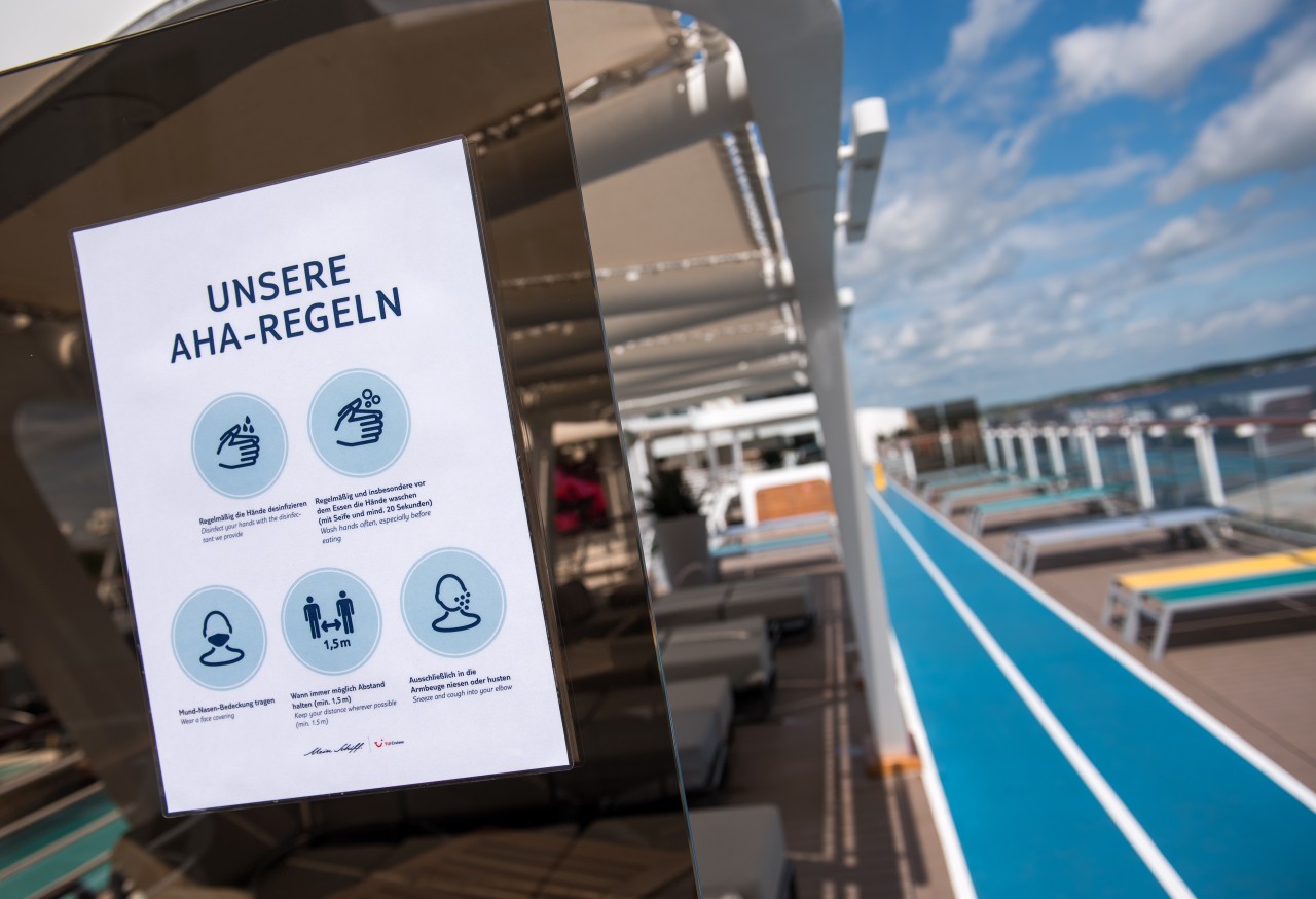 Ein Plakat weist die Passagiere auf die Hygiene-Regeln an Bord hin.