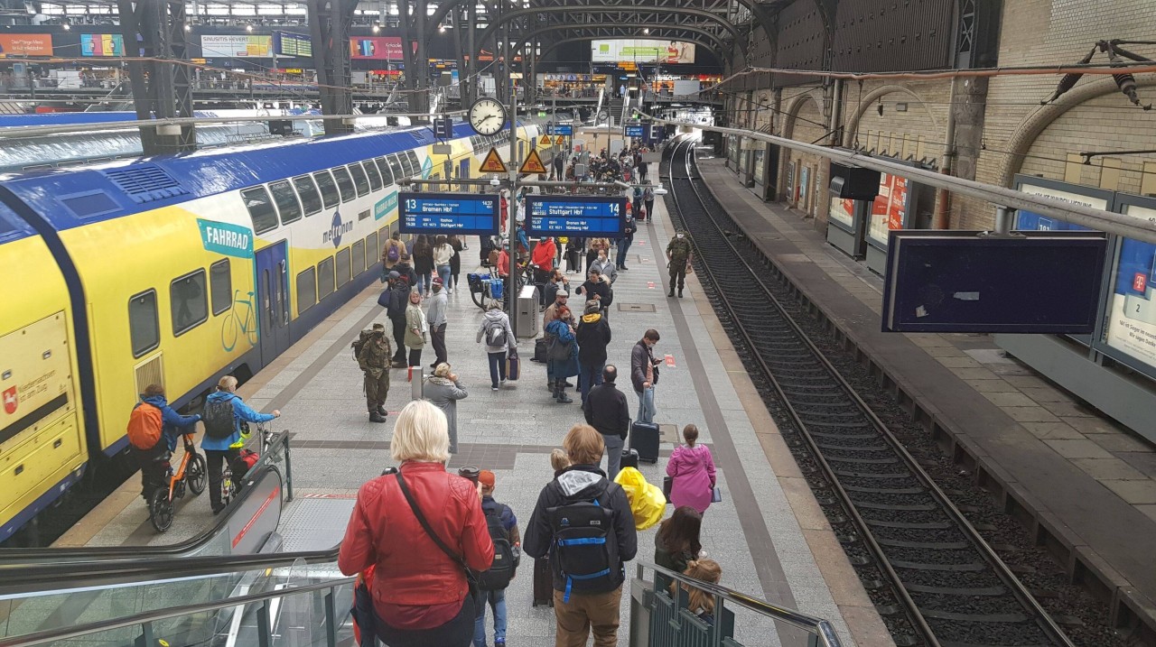 Ein Metronom am Hauptbahnhof Hamburg. 