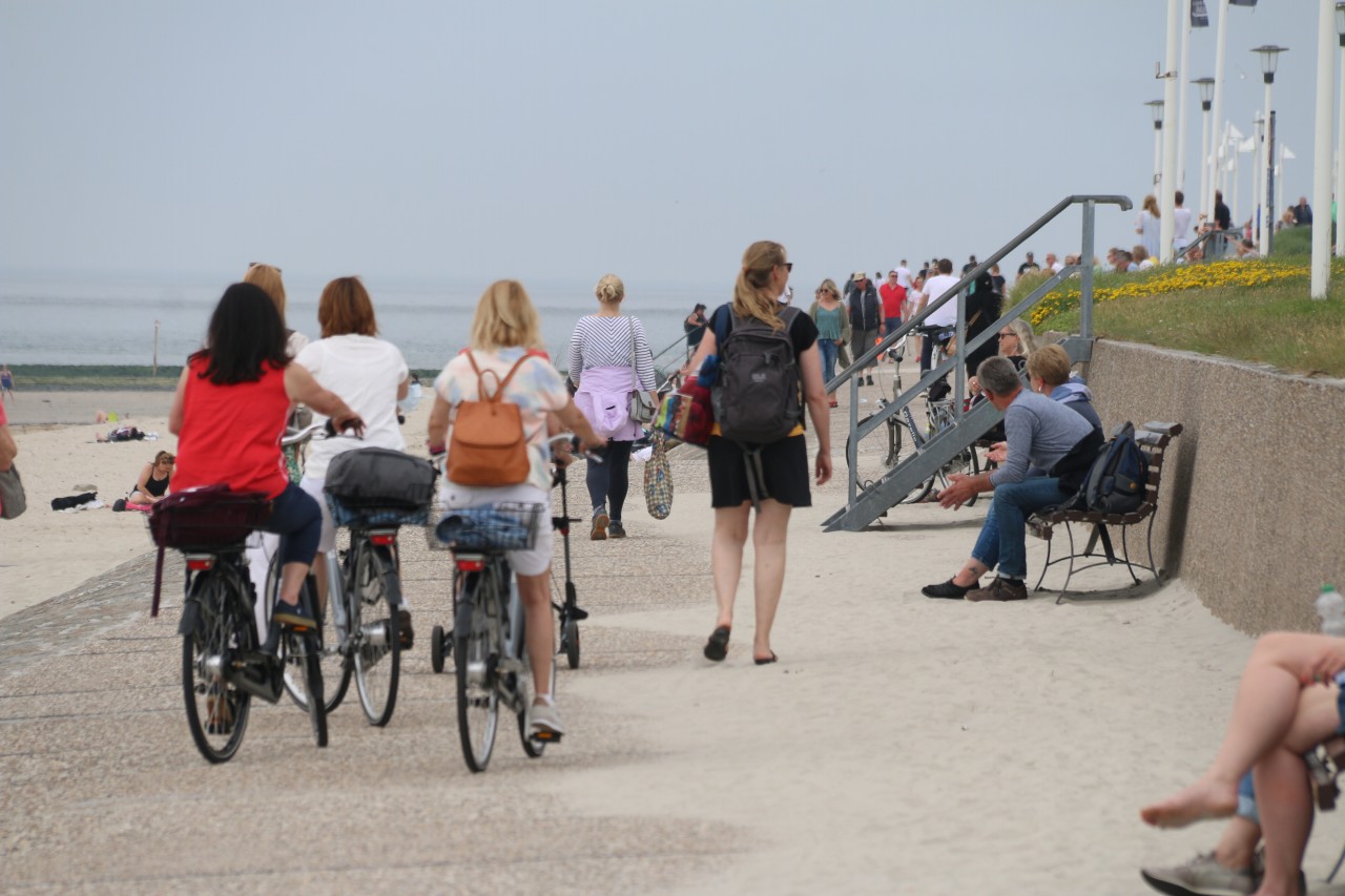Auf Norderney gibt es viele Fahrradfahrer. Auch dort wo es eigentlich verboten ist. 