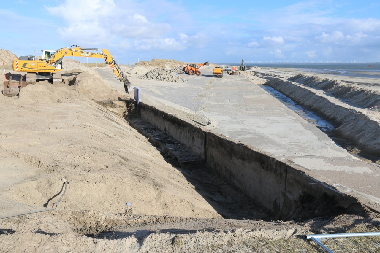 Die Sanierung des Westdeiches auf Norderney hat begonnen