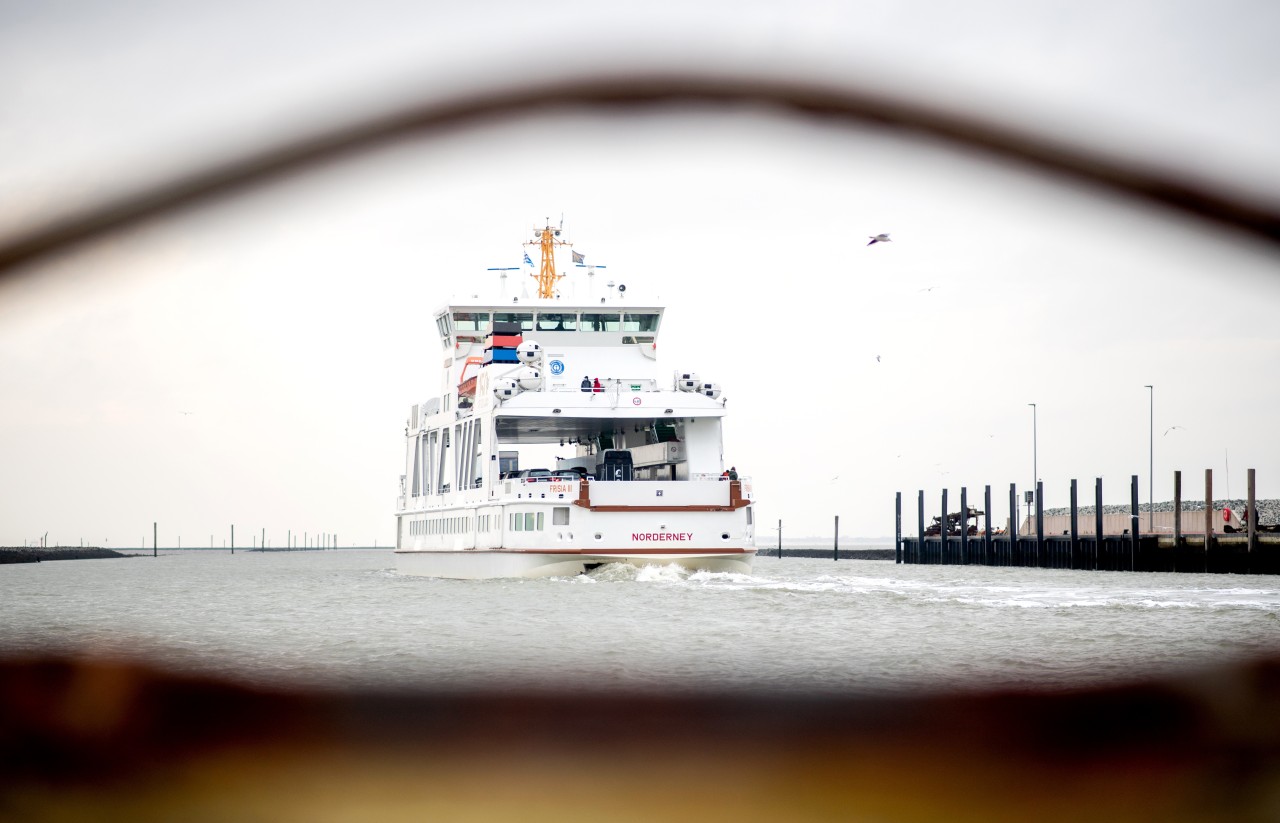 Das Fährschiff „Frisia III“ der AG Reederei Norden-Frisia verlässt bei trübem Wetter den Hafen in Richtung der Insel Norderney.
