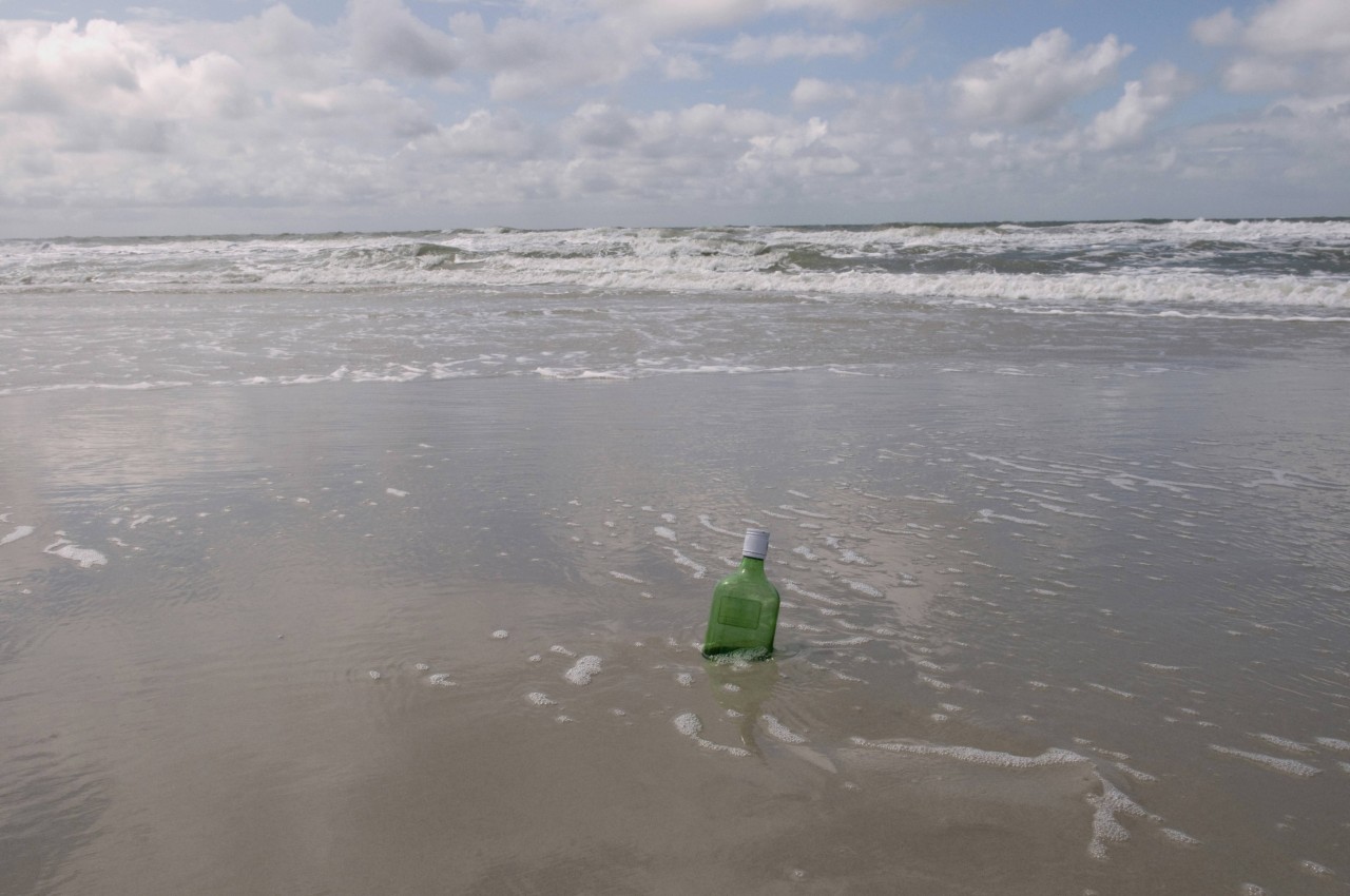 Eine Flaschenpost, die von Norderney stammt, hat eine Frau auf der Nachbarinsel gefunden (Symbolbild). 