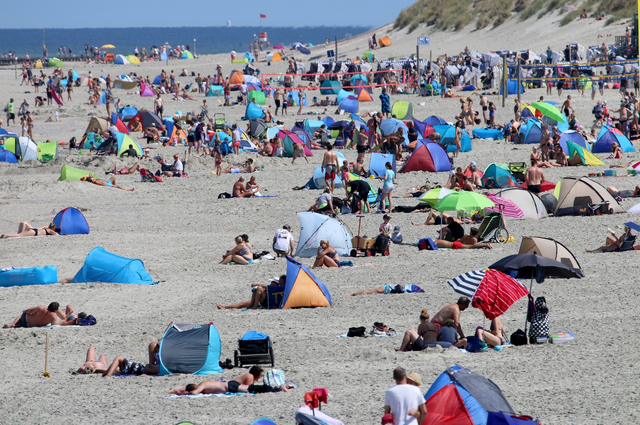 Viel los am Strand von Norderney – Szene aus dem Sommer 2018 