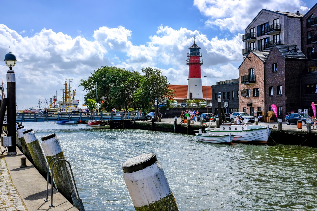 Nordsee: Ein helles Licht lotst in den Hafen.