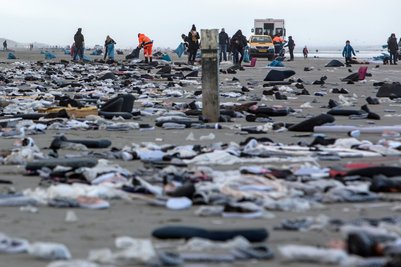 Freiwillige sammeln am Strand der niederländischen Nordsee-Insel Ameland angespülte Waren ein