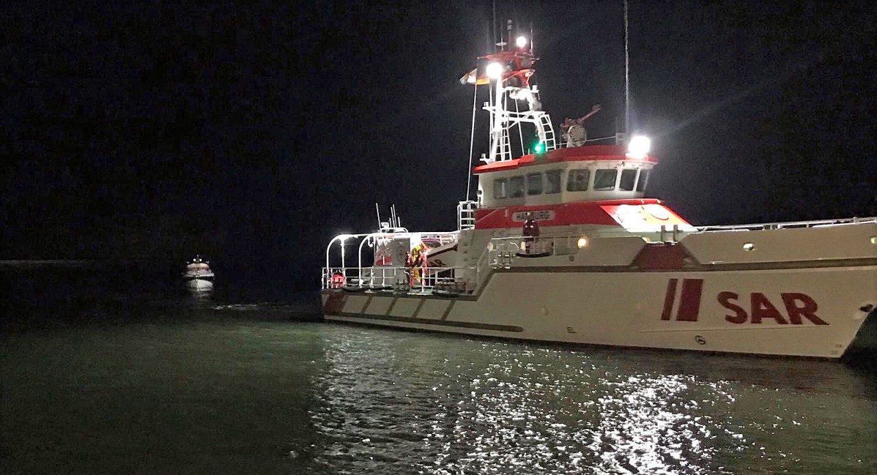 Seenotretter bringen das manövrierunfähige Motorboot in Sicherheit