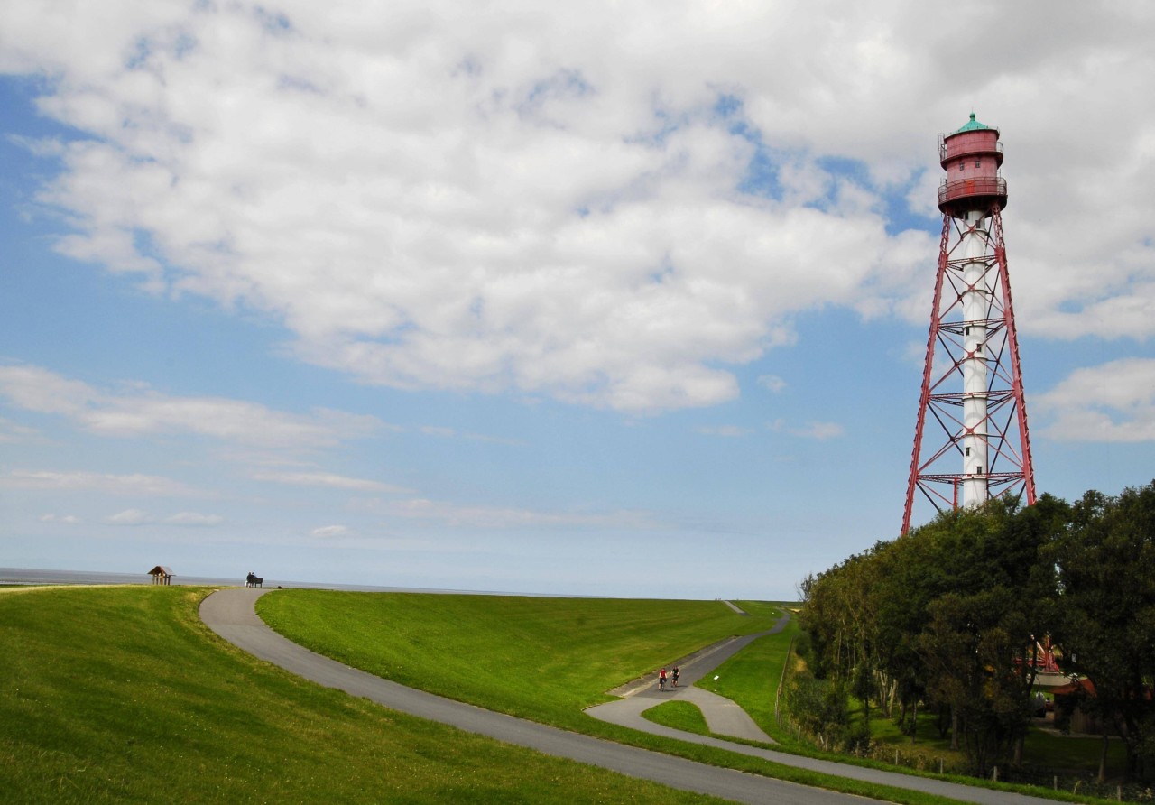 Der Campener Leuchtturm an der Nordsee ist über hundert Jahre alt.
