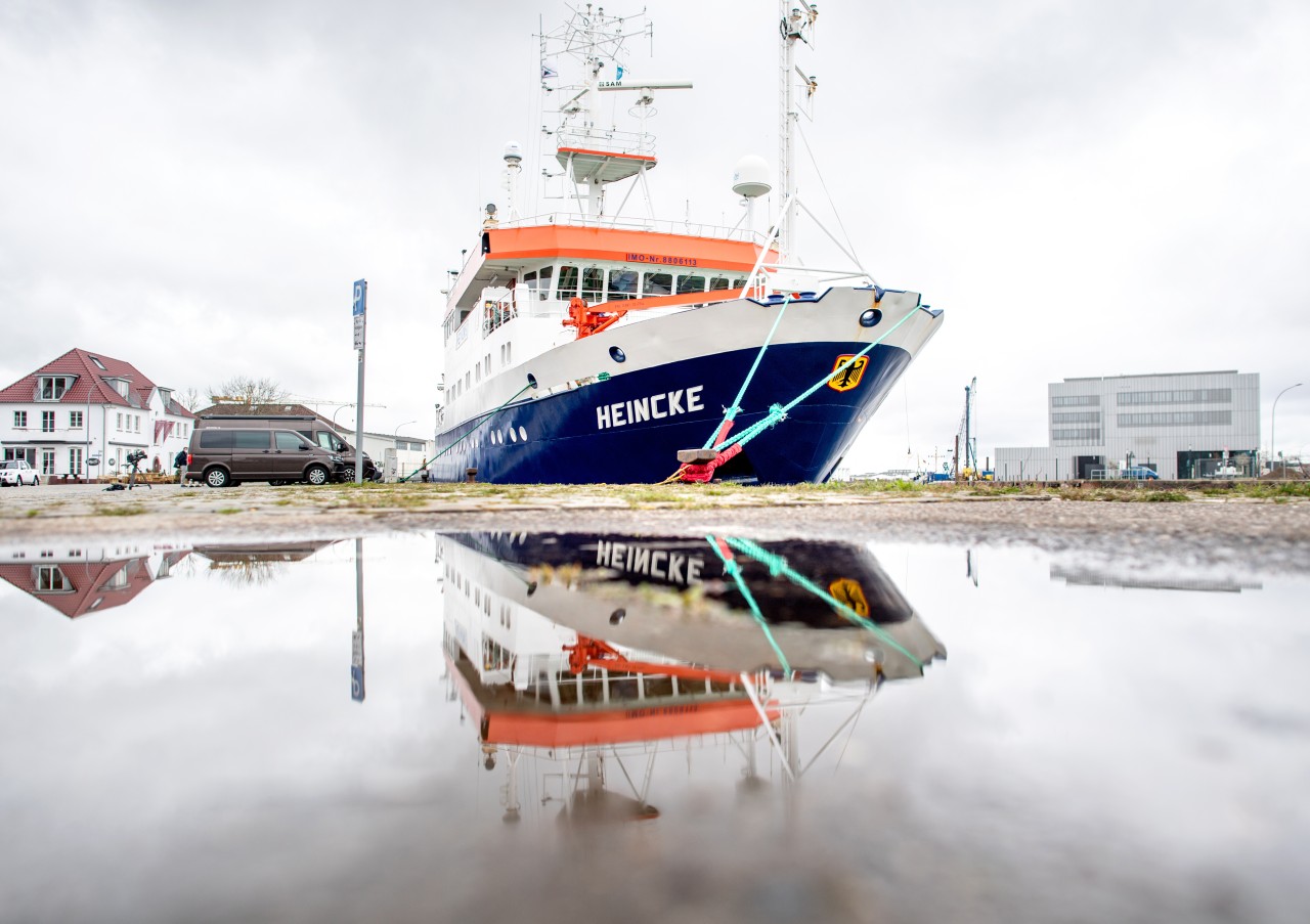 Nordsee: Das Forschungsschiff „Heincke“ liegt an einer Kaimauer im Fischereihafen. 