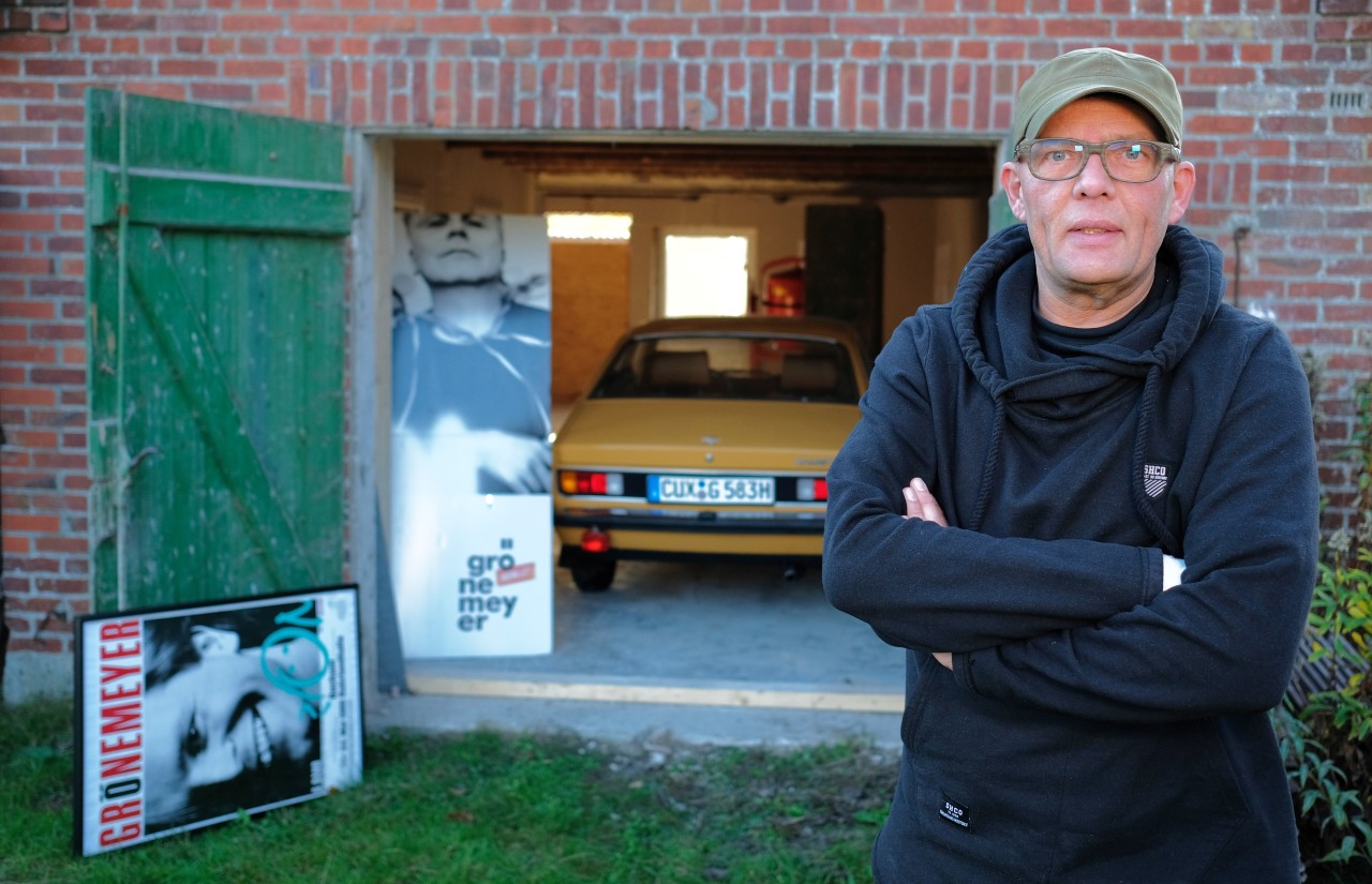 Nordsee: Wolfgang Hess steht vor einem Gebäude, in dem er Grönemeyer-Fanartikel aufbewahrt.