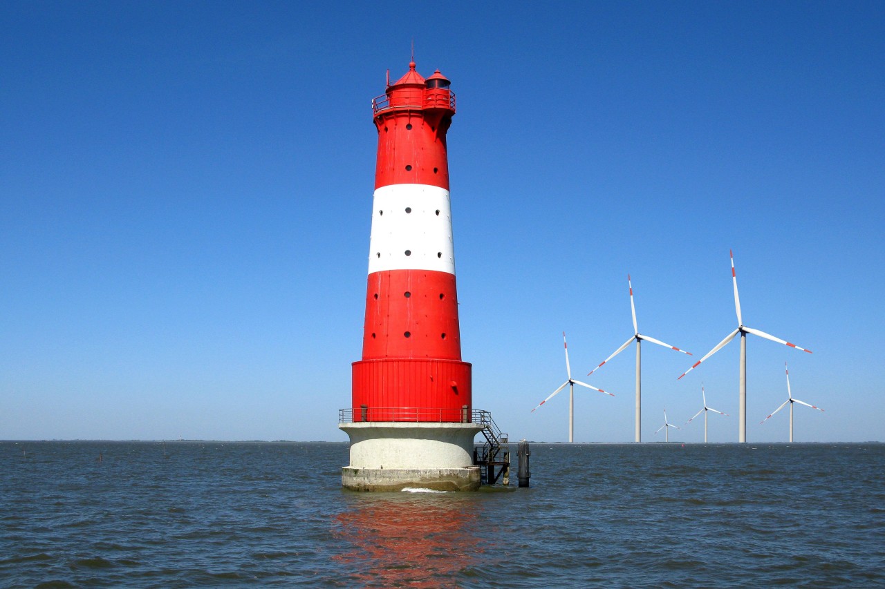 Nordsee: Der Arngaster Leuchturm im Jadebusen.