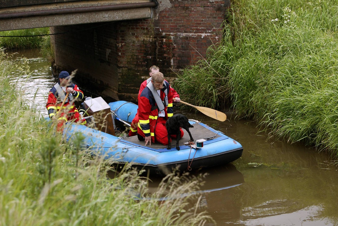 Eine von vielen Suchmaßnahmen nach Levke auf einem Kanal bei Lüdingworth bei Cuxhaven. 