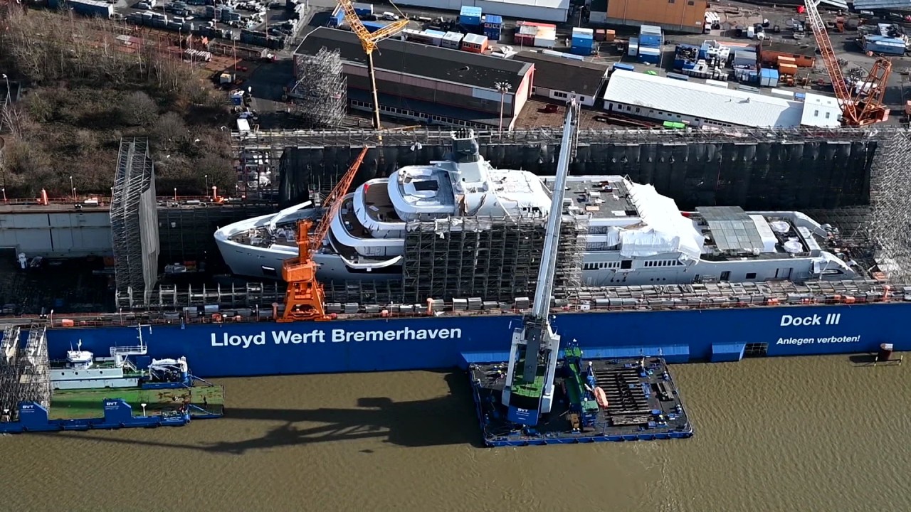 Eine in Bau befindliche Megajacht in der Lloyd Werft Bremerhaven an der Nordsee.