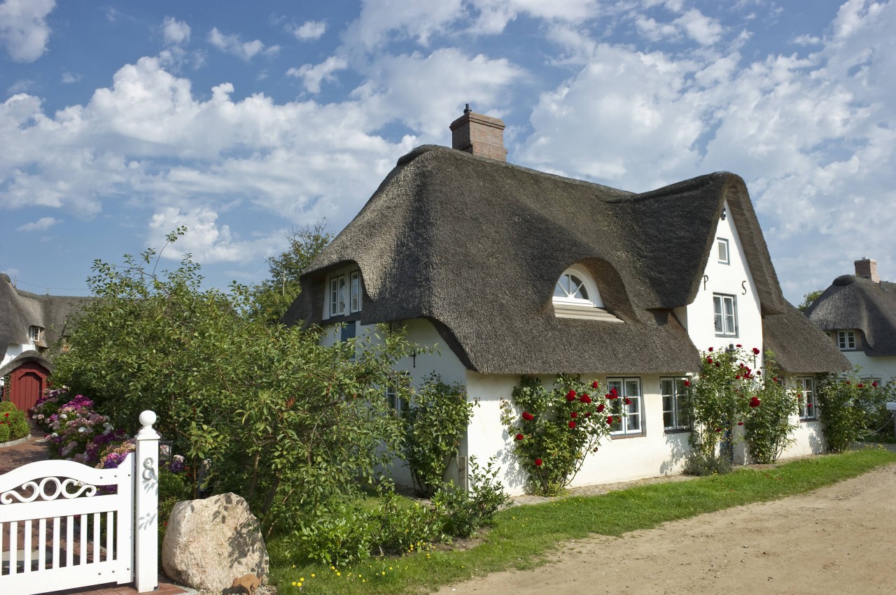 Ein Haus mit Reetdach in dem Ort, der es Jörg Pilawa besonders angetan an. 