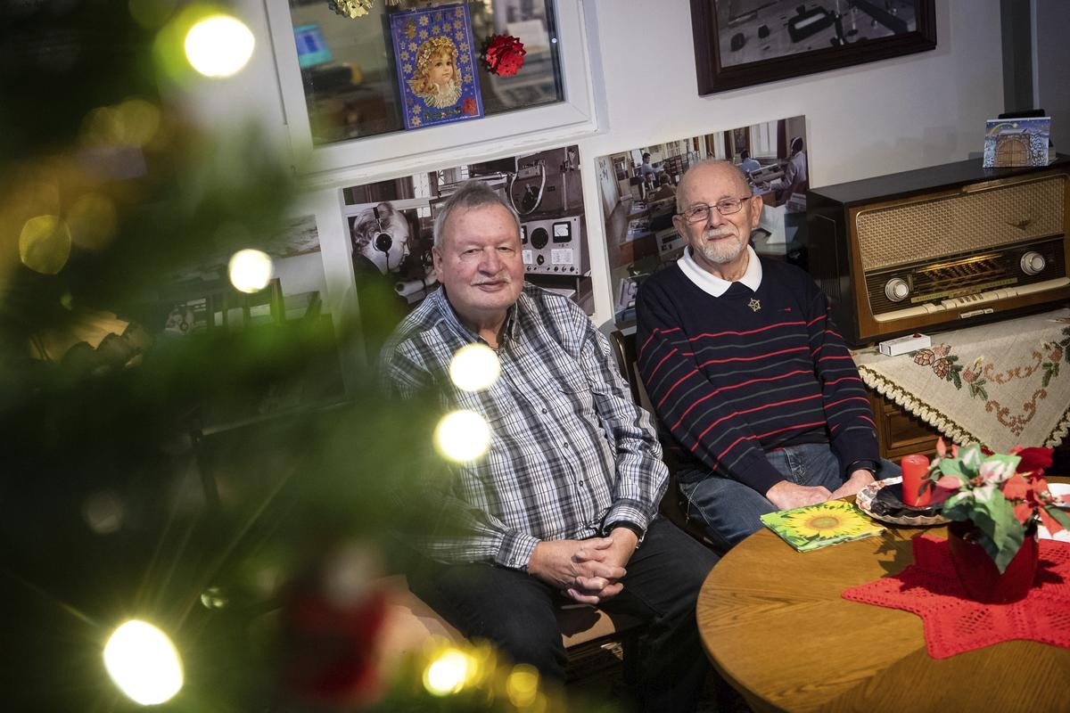 Nordsee: Hans-Jörg Pust (l.) und Fritz Deiters (r.) erzählen von der kultigen Radiosendung „Gruß an Bord“ für echte Seebären