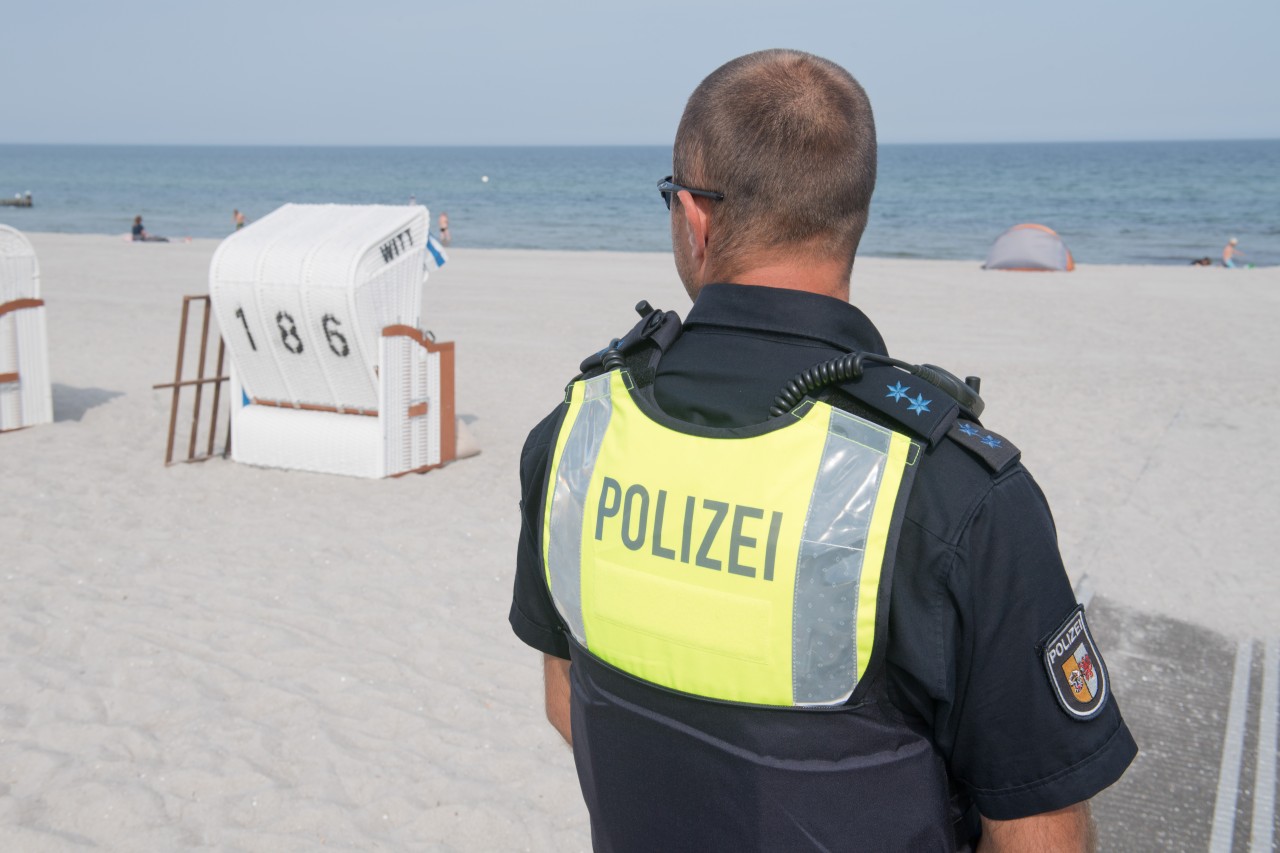 Nordsee und Ostsee: Am Wochenende sollen in Schleswig-Holstein neben den Ordnungsbeamten auch Polizisten die Maßnahmen kontrollieren. 