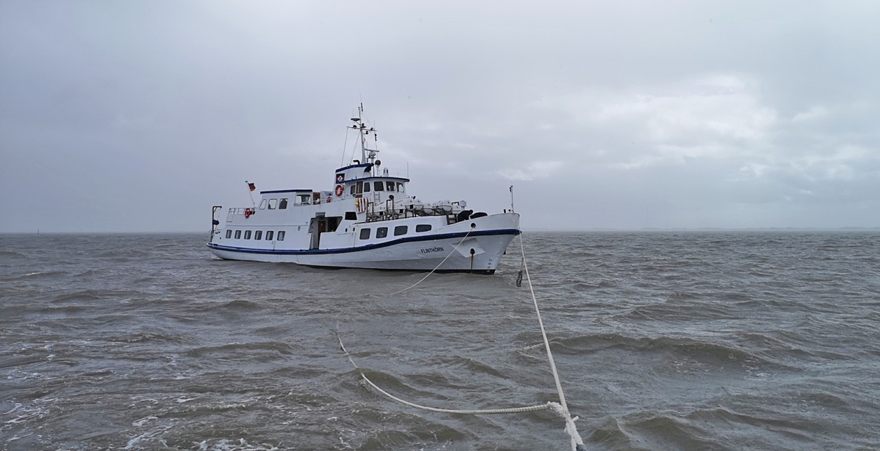 Mit dem Seenotrettungsboot SECRETARIUS schleppen die Seenotretter das manövrierunfähige Fahrgastschiff „Flinthört“ nach Langeoog.