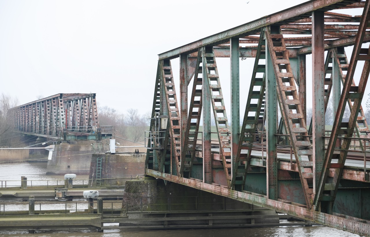 Ein Blick auf die bei der Kollision zerstörte Friesenbrücke über die Ems.